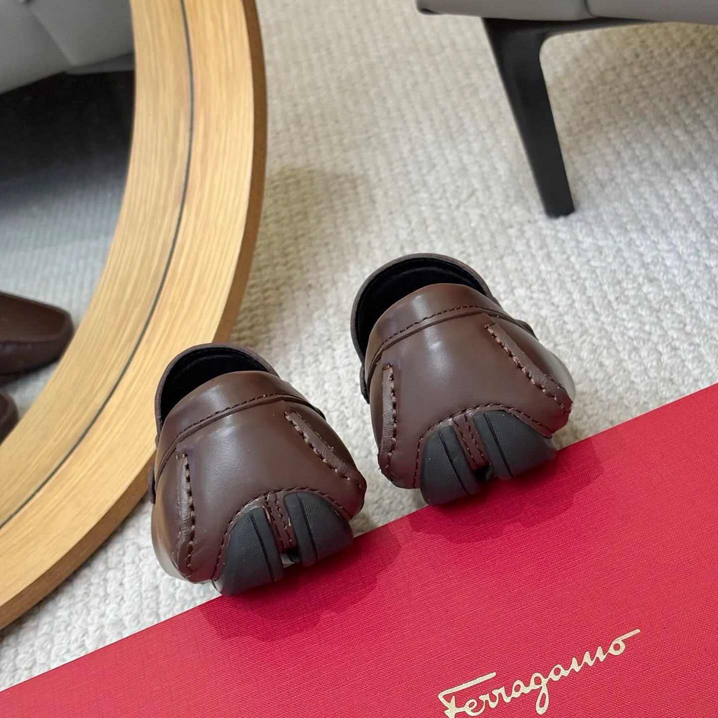 Men's men's shoes 💰420 (Yangli) Ferragamo 〰Ferragamo 2⃣️0⃣️2⃣️5️⃣ New series 👊🏻 Upper 🇮🇹 Italian imported calfskin, original outsole molding. Water-dyed sheepskin lining. The identity of every successful man is set off, and the upper and lower shoes are elegant and stable🚶🏻🚶🏻The high-end custom counter original replica is an eternal classic🔍️Number of codes: 38-46 with counter packaging